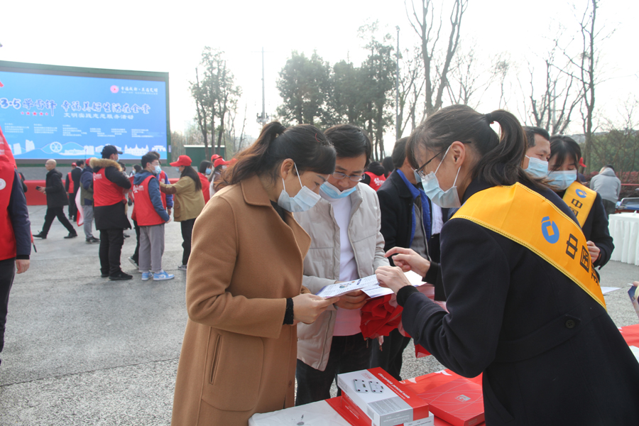 03張富清金融服務(wù)隊在成都市金堂縣金山公園開展金融知識宣傳.jpg