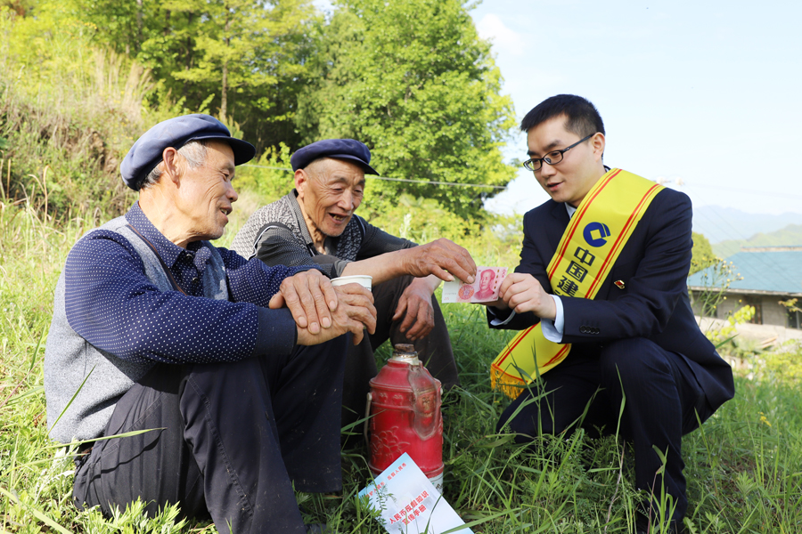 04張富清金融服務(wù)隊走進廣元市大灘鎮(zhèn)天池村送金融知識.jpg